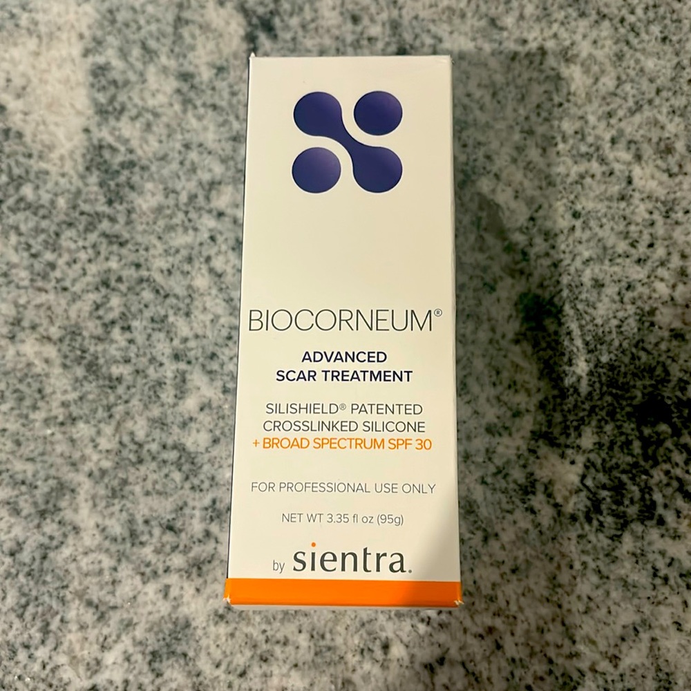 Biocorneum advanced scar treatment